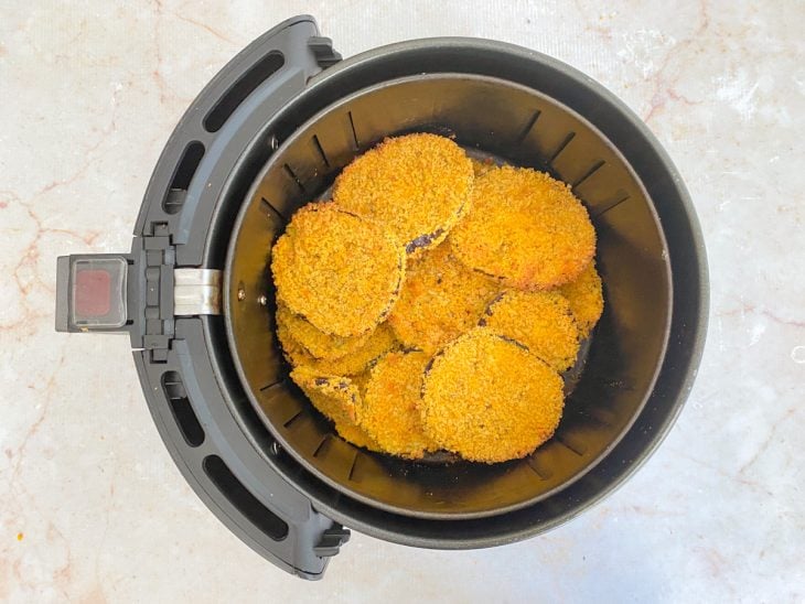 Fatias de berinjela no cesto da Air Fryer.