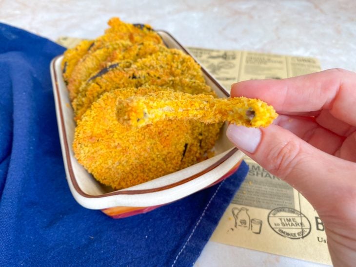 Berinjela empanada na Air Fryer pronta para consumo.