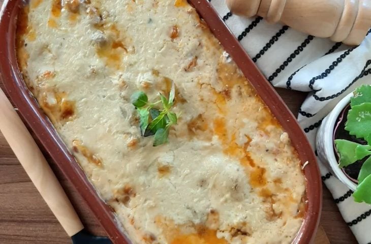 Berinjela gratinada ao molho de carne