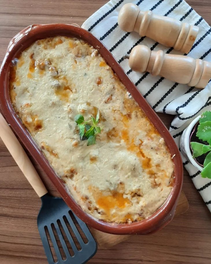 Berinjela gratinada ao molho de carne