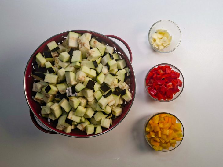 Ingredientes picados e reservados em recipientes distintos.