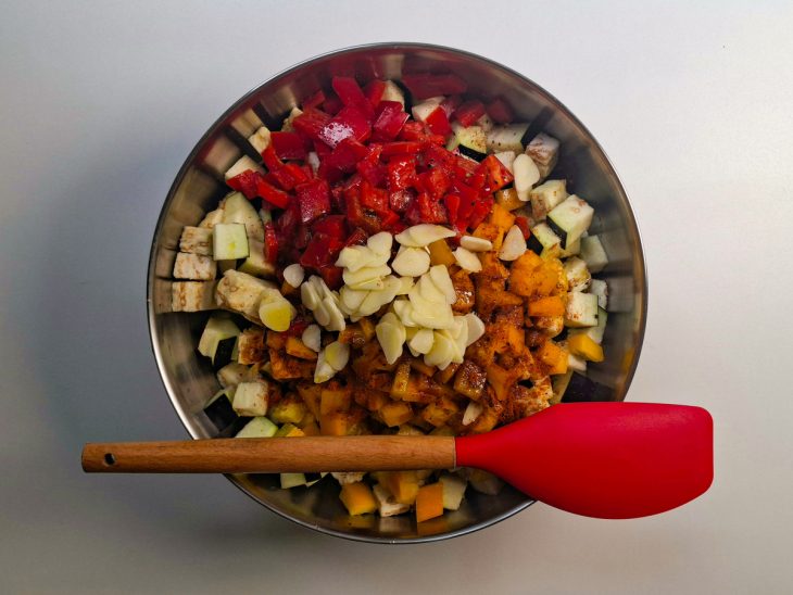 Ingredientes colocados numa tigela redonda.