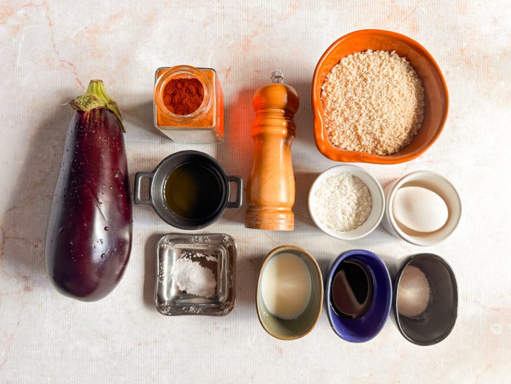 Ingredientes e utensílios organizados sobre a bancada.