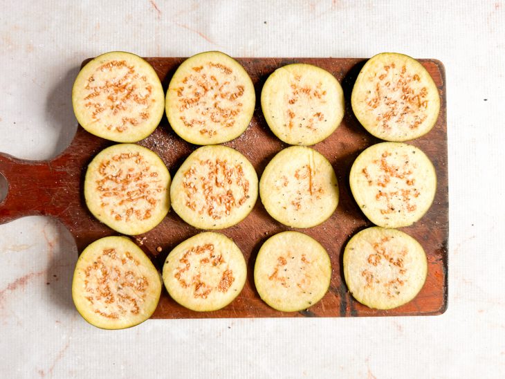 Rodelas temperadas com sal e pimenta descansando.