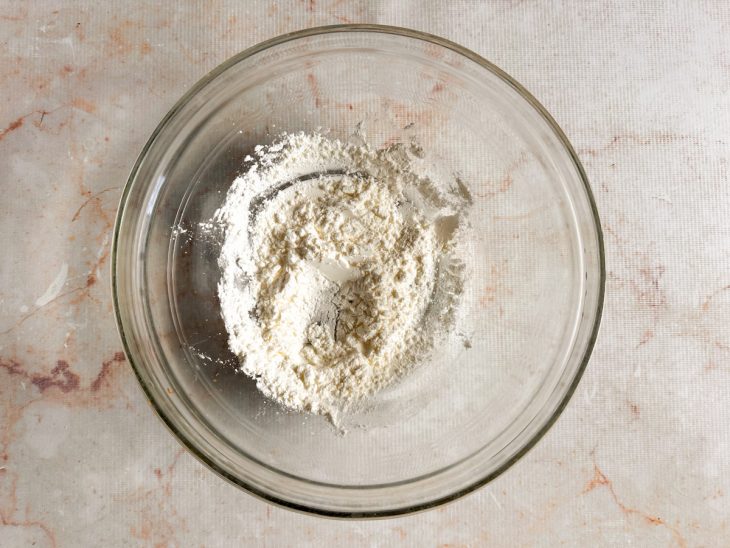 Amido de milho e açúcar misturados em um recipiente.