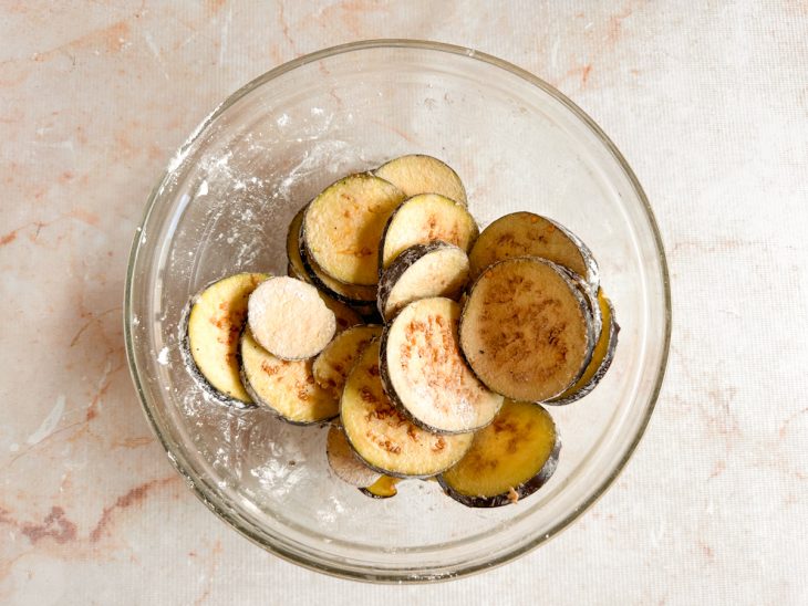 Berinjelas envolvidas na mistura seca de amido.