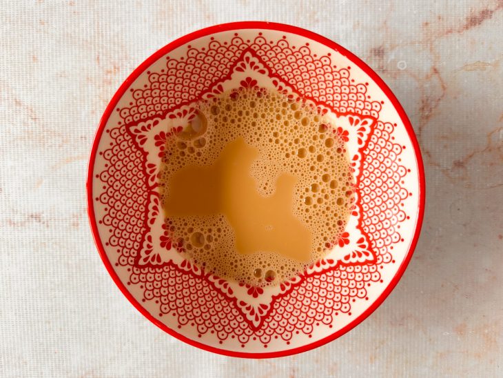 Ovo, leite e shoyu batidos até ficar homogêneo.