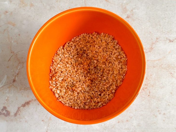 Farinha panko misturada com azeite, páprica e sal.