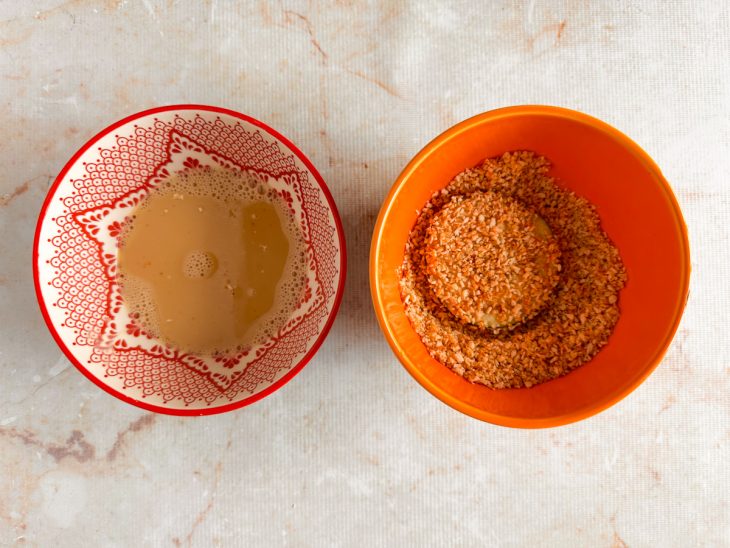 Rodelas passando pela mistura líquida e depois pela farinha.