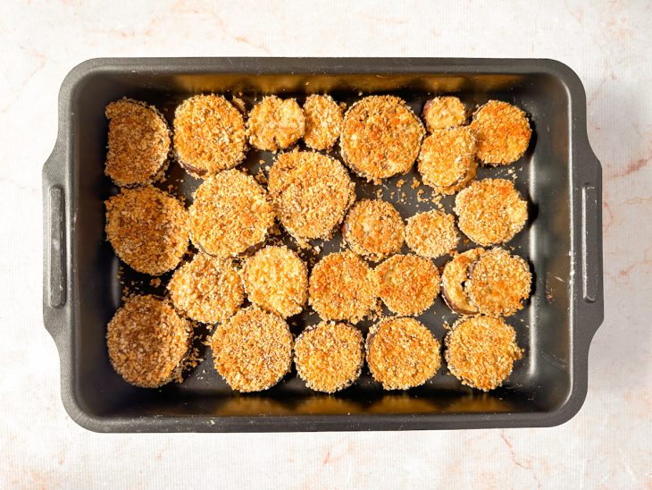 Berinjela assada, dourada e crocante após sair do forno.