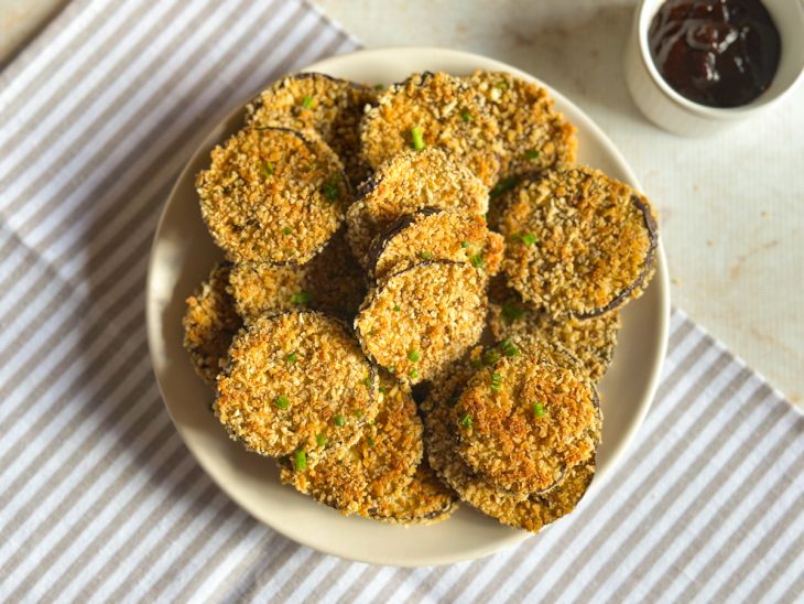 Berinjela no forno crocante servida no prato.