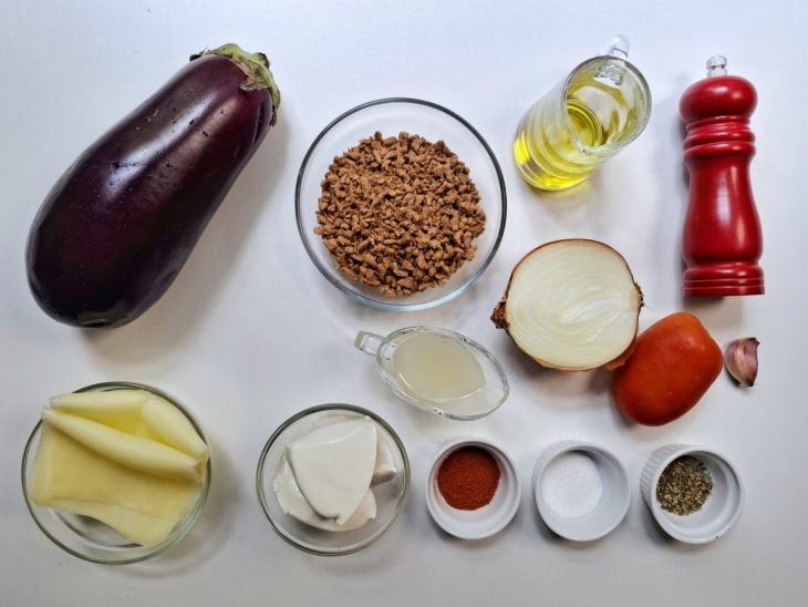 Uma bancada com os ingredientes da receita.