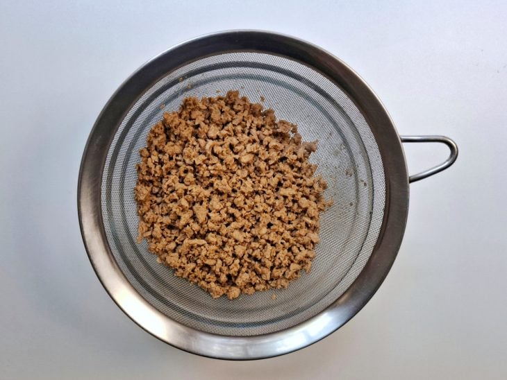 Uma tigela com uma peneira encaixada com a proteína de soja.