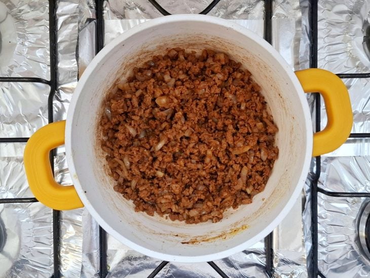 Uma panela com a proteína de soja refogando com os temperos.