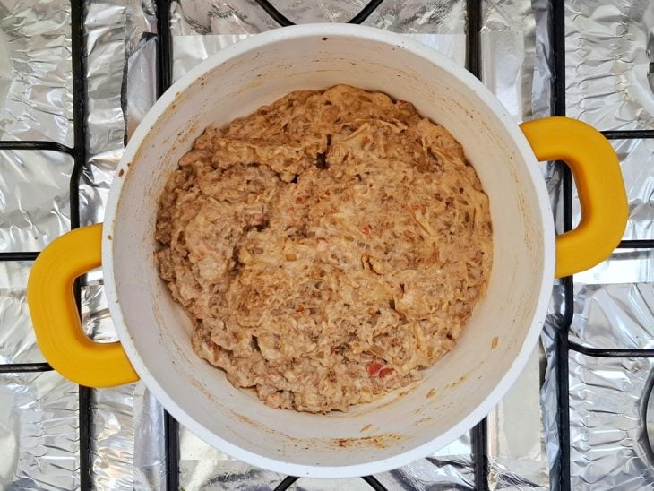 Uma panela ao fogo com a mistura dos ingredientes do recheio.