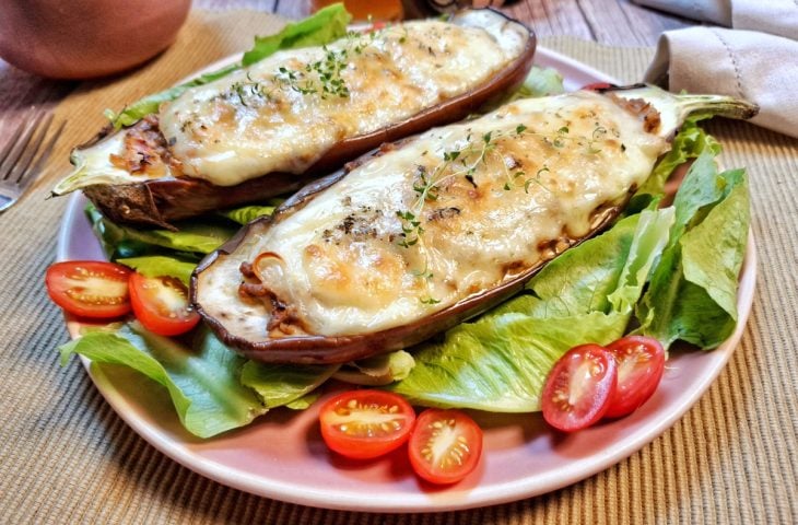 Berinjela recheada com proteína de soja