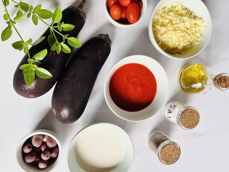 ingredientes reunidos para fazer berinjela recheada cremosa
