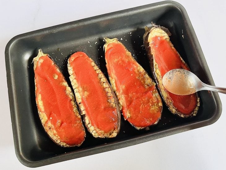 beringelas recheadas com molho de tomate