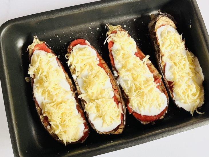 berinjelas recheadas com molho de tomate, ricota e mussarela ralada