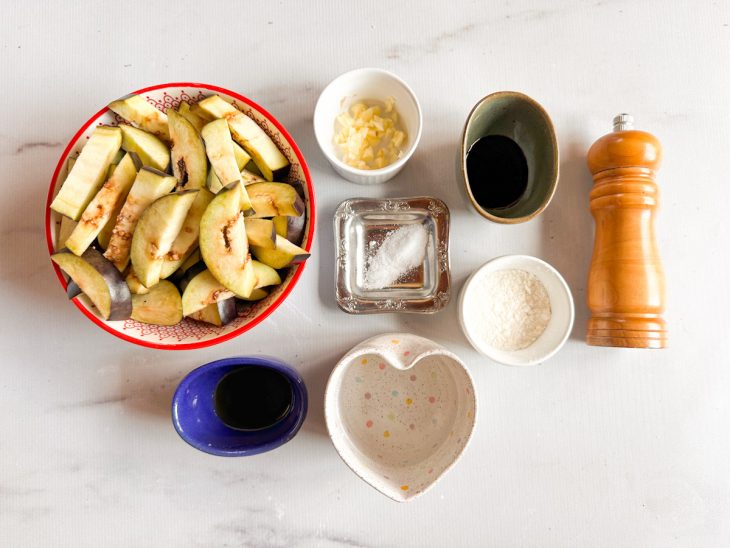 Ingredientes reunidos na bancada.
