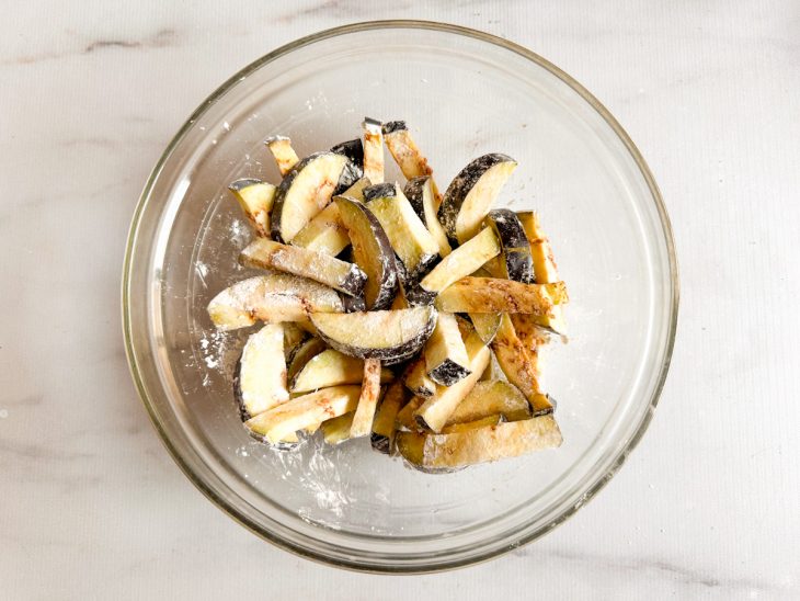 Na tigela, os pedaços de berinjela empanados no amido.