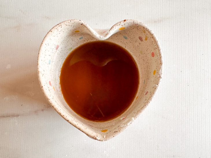 Num recipiente, o amido, o shoyu e a água.