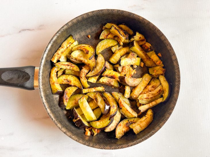 Berinjelas adicionadas na frigideira com o alho.