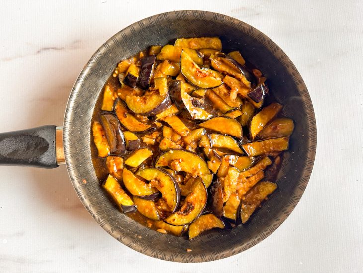 Molho despejado sobre a berinjela.