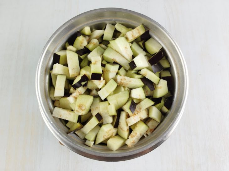 Berinjelas cortadas de molho.