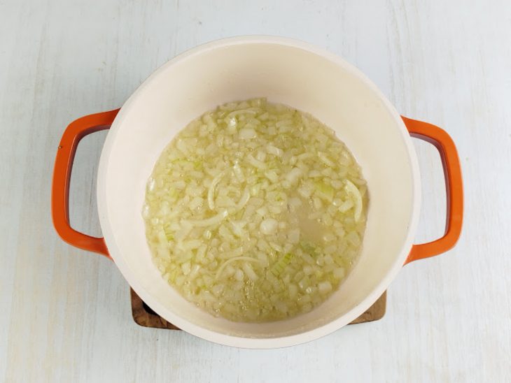 Cebola refogada na panela.