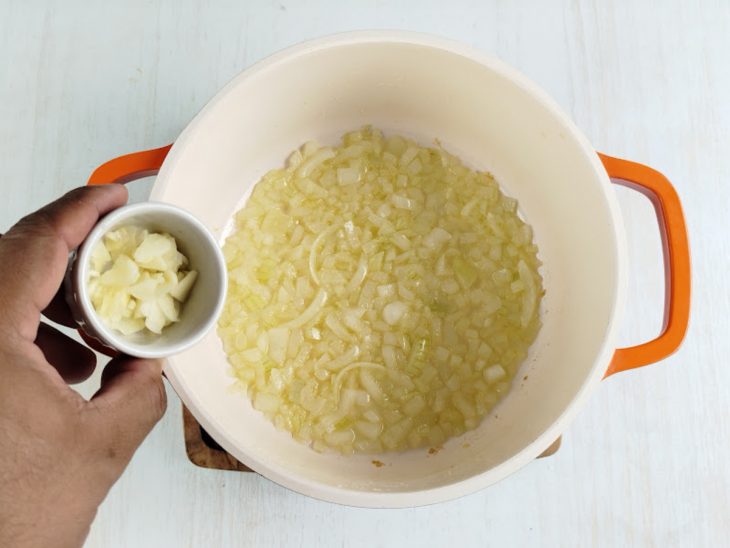 Alho adicionado ao refogado de cebola.