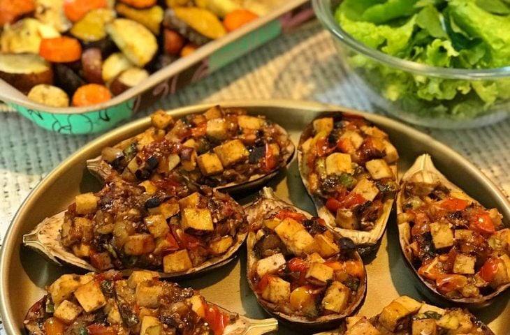 Berinjelas recheadas com ratatouille e tofu