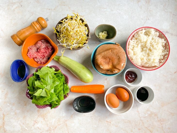 Uma bancada com ingredientes.