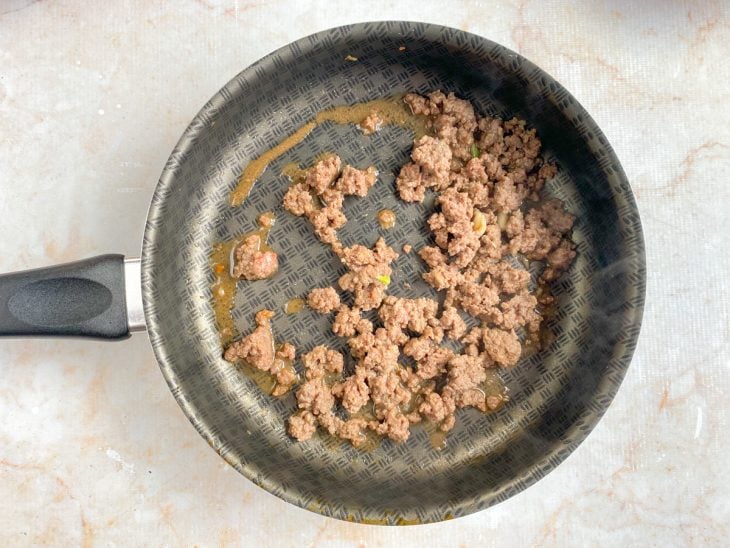 Uma frigideira com a carne moída refogando.
