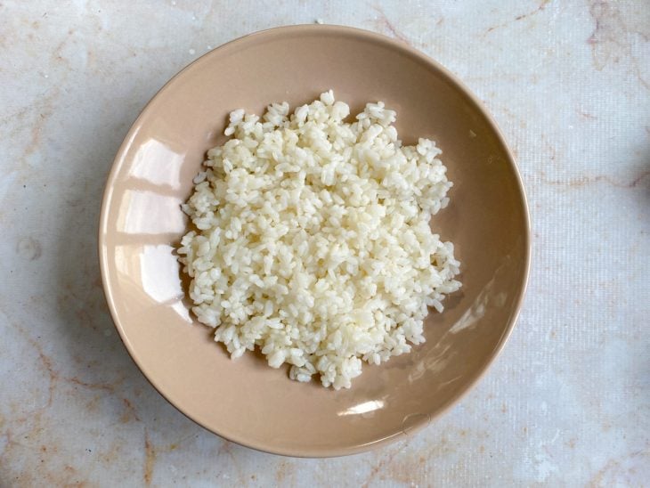Um prato com arroz cozido.