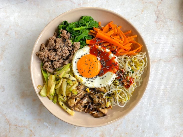 Um prato com bibimbap.