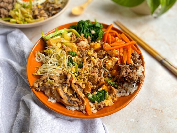 Um prato com bibimbap.