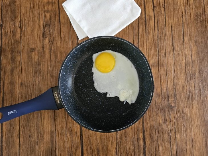 Uma frigideira fritando um ovo.