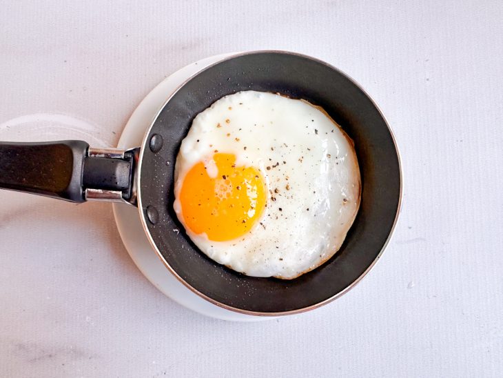 Ovo frito na frigideira.