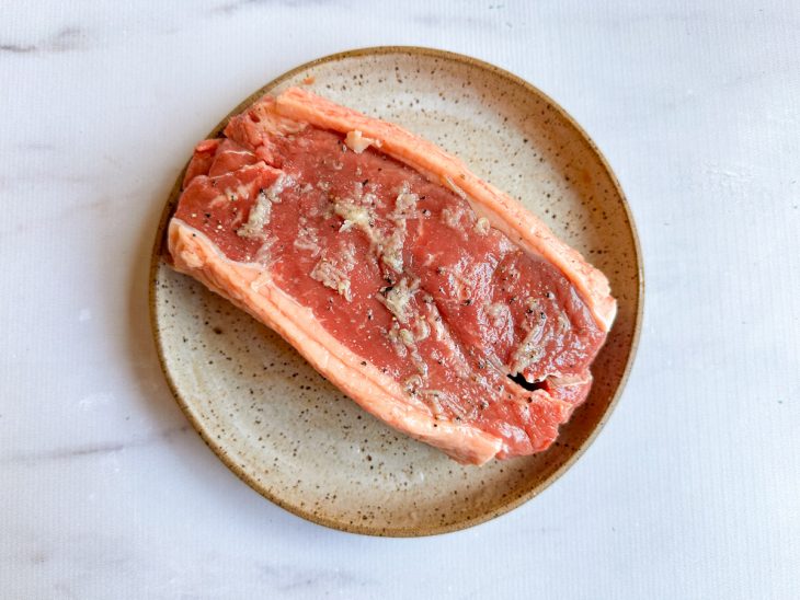 Bife temperado num prato.