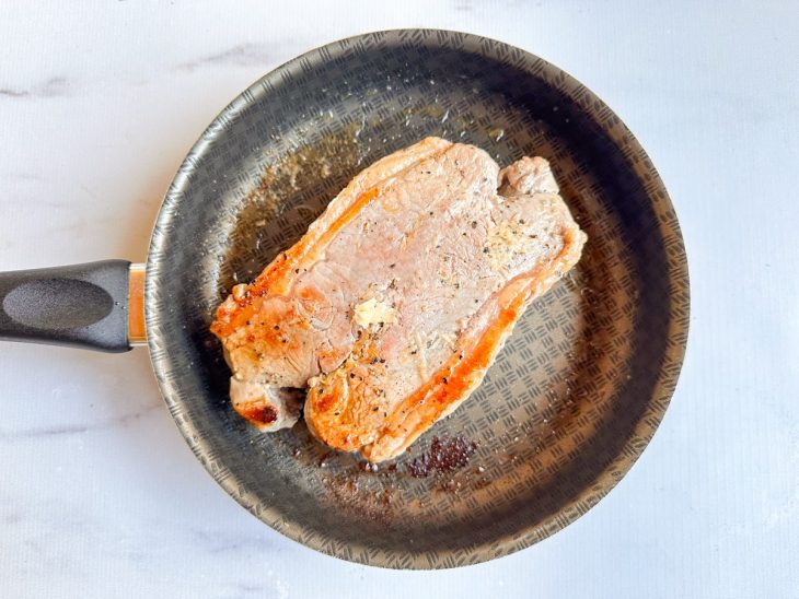 Bife selado na frigideira.