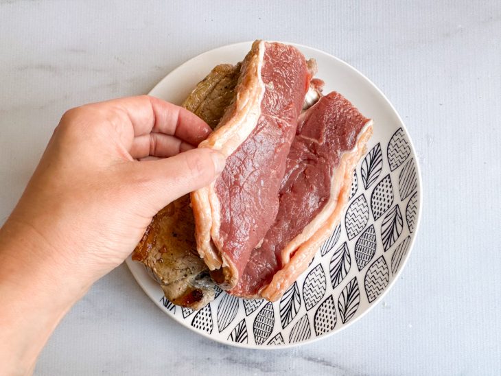 Bife cortado ao meio.