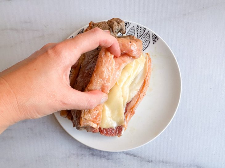 Mussarela adicionado no corte da carne.