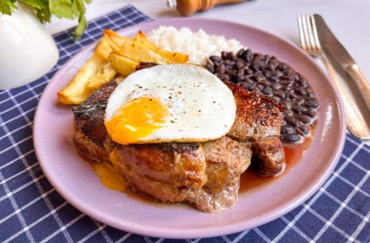 Bife a cavalo com queijo
