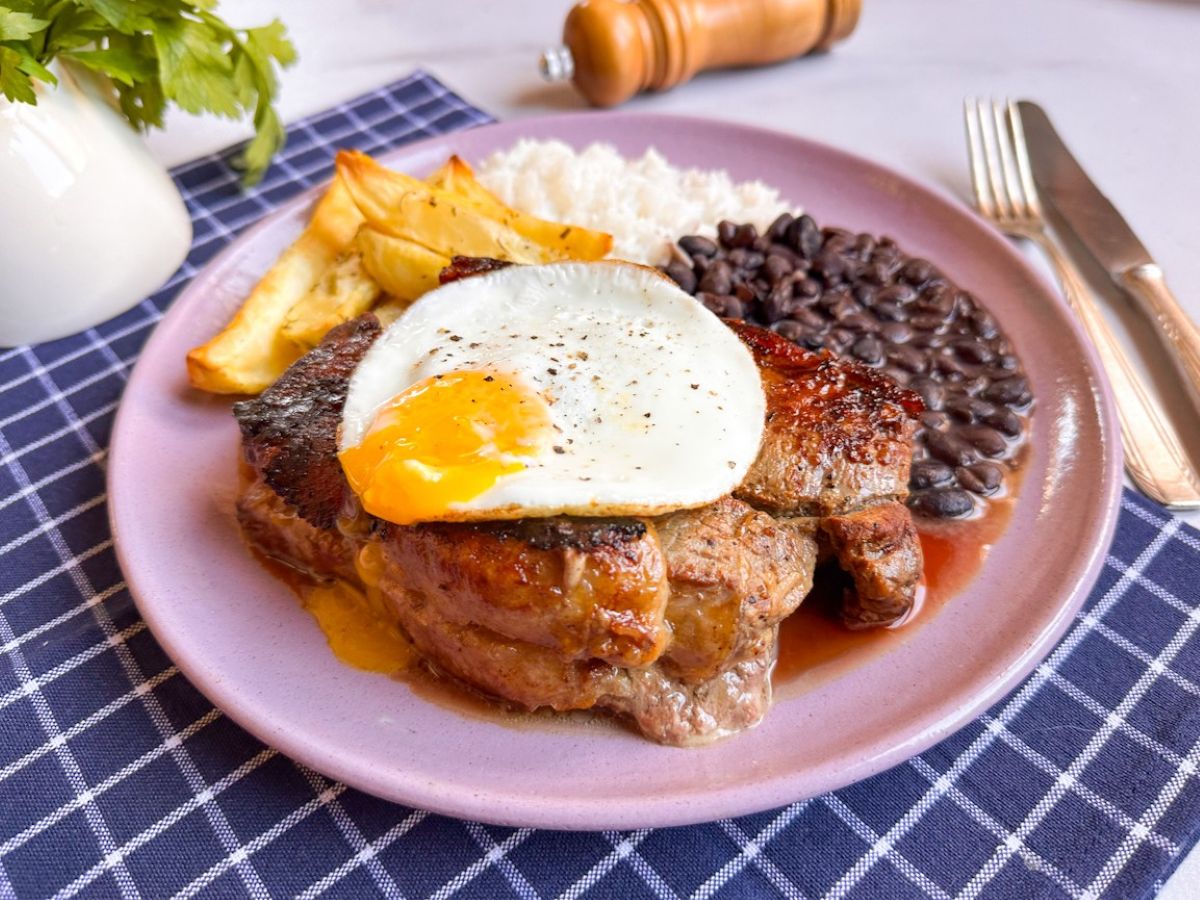 Bife a cavalo com queijo