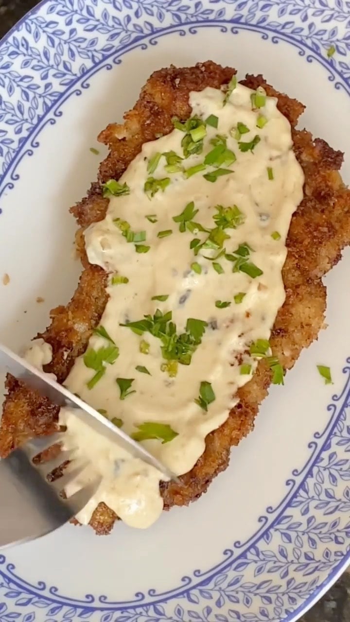 Bife à milanesa com creme de gorgonzola