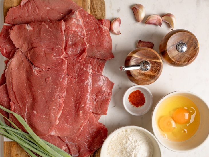 Ingredientes sobre a bancada.