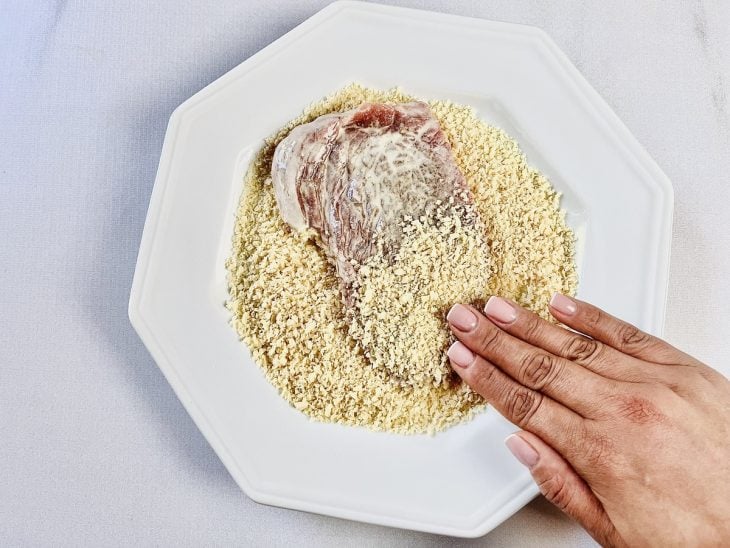 Bife empanado no prato com farinha panko.