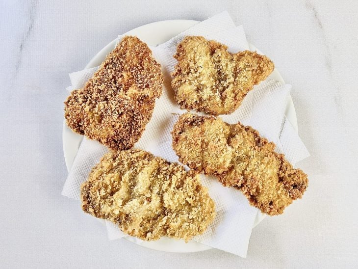 Bifes após fritar.