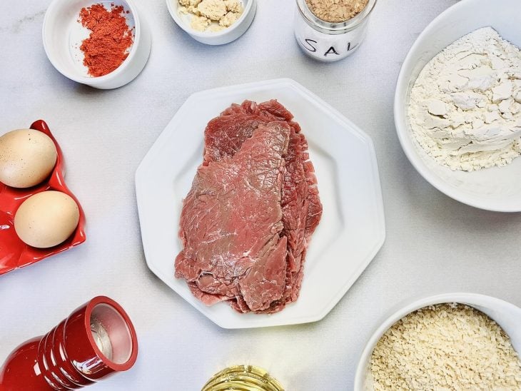 Ingredientes para a receita reunidos em uma bancada.